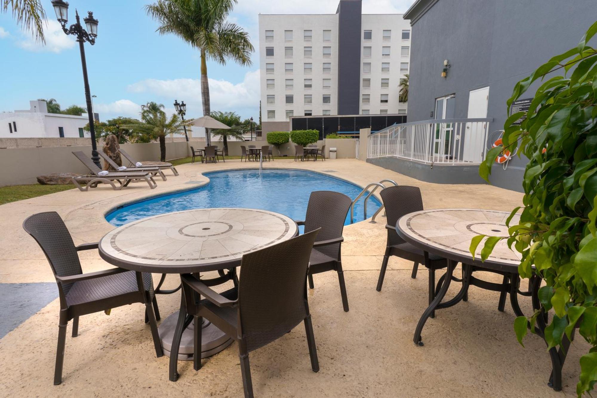 Hampton Inn By Hilton Guadalajara-Aeropuerto Las Pintas Zewnętrze zdjęcie